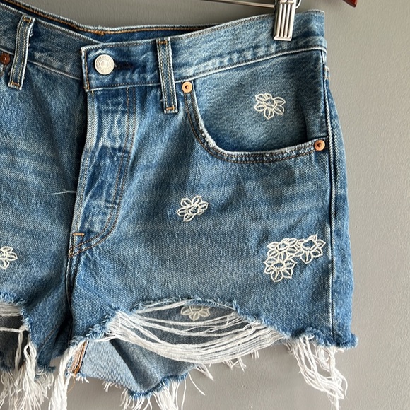 Levi’s high waisted shorts size 30 great condition - Picture 3 of 9